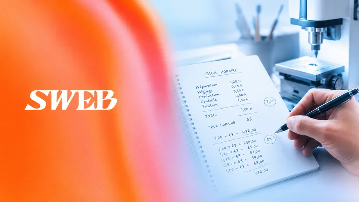 Calcul manuscrit d'un taux horaire sur un carnet, heures détaillées poste par poste.