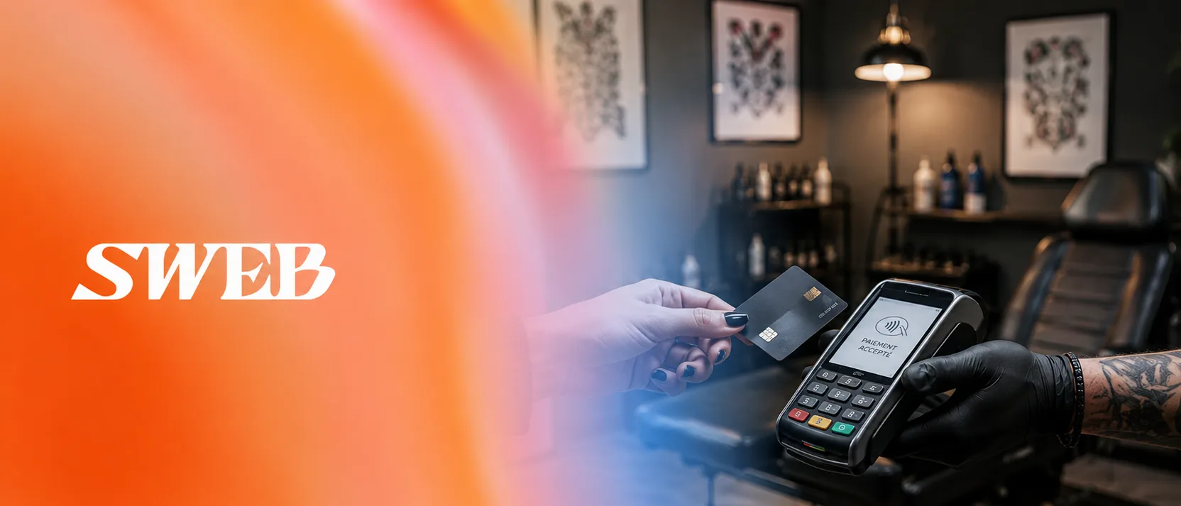 Un client approche sa carte bancaire d'un terminal de paiement affichant « Paiement accepté », tenu par la main gantée du tatoueur.